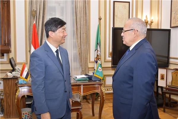 د. الخشت يستعرض مع الوفد الصينى