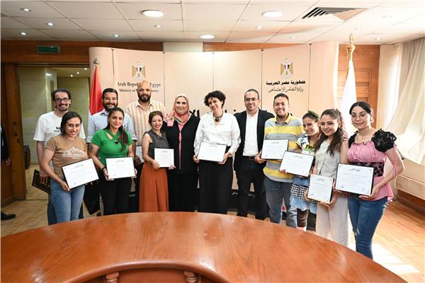  نيفين القباج مع فريق عمل فيلم "رفعت عيني للسما"