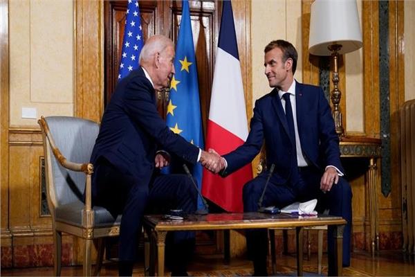 الرئيس الأمريكي جو بايدن ونظيره الفرنسي إيمانويل ماكرون