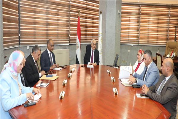 وزير التعليم يطمئن على تجهيز غرفة عمليات الثانوية العامة