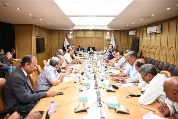 خلال اجتماع المحافظ