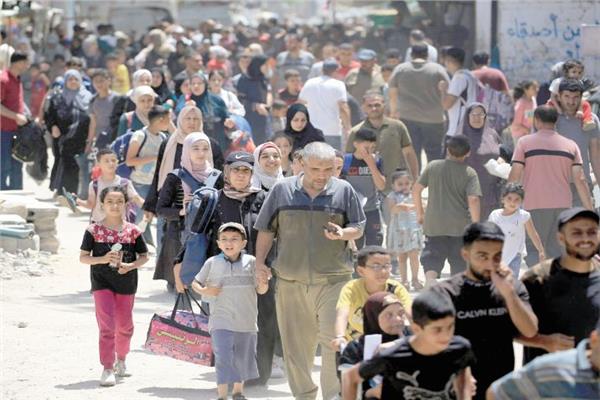 فرار السكان من مخيم البريج للاجئين خوفًا من إرهاب جيش الاحتلال الإسرائيلي
