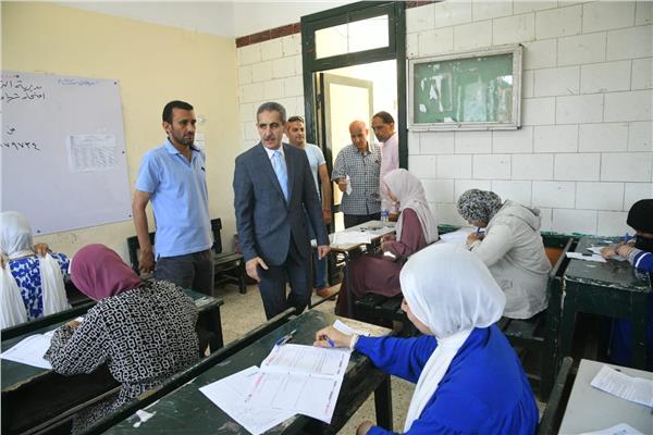 محافظ الغربية داخل إحدى لجان امتحانات الثانوية العامة