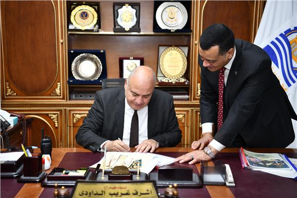 اللواء أشرف الداودى محافظ قنا يعتمد نتيجة الشهادة الإعدادية