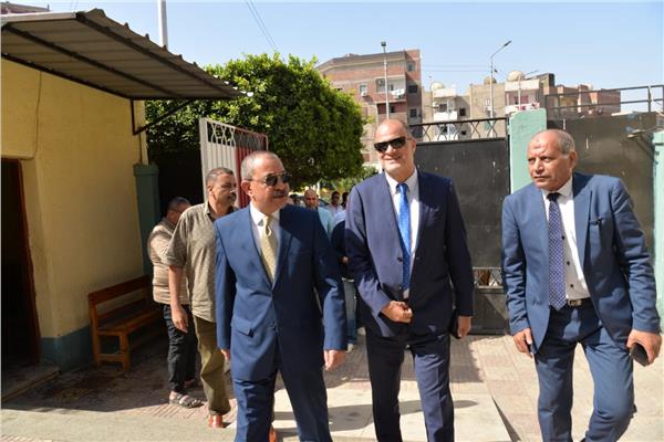 اللواء شريف فهمي بشارة محافظ الإسماعيلية خلال الجولة
