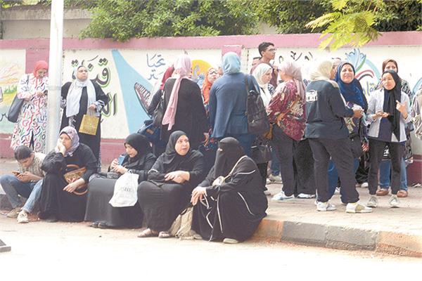 أولياء الأمور يصطفون في انتظار خروج أبنائهم من اللجان الامتحانية