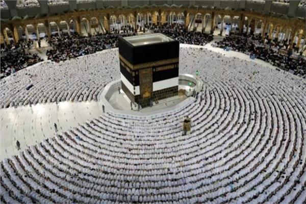 الحجاج يؤدون طواف القدوم