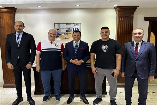 وزير الشباب والرياضة والمدير الفني لرياضة رفع الاثقال