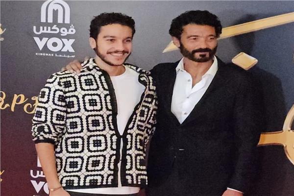 خالد النبوي يحتفل مع إبنه بالعرض الخاص لفيلم «أهل الكهف»