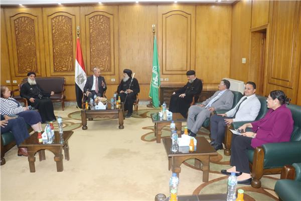 محافظ القليوبية يستقبل الأنبا مكسيموس مطران بنها وقويسنا 