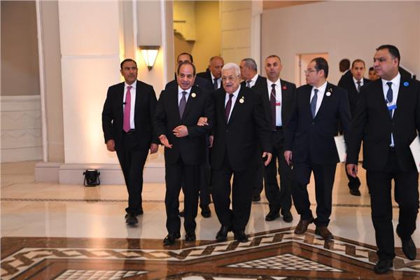 الرئيس وأبو مازن خلال المؤتمر