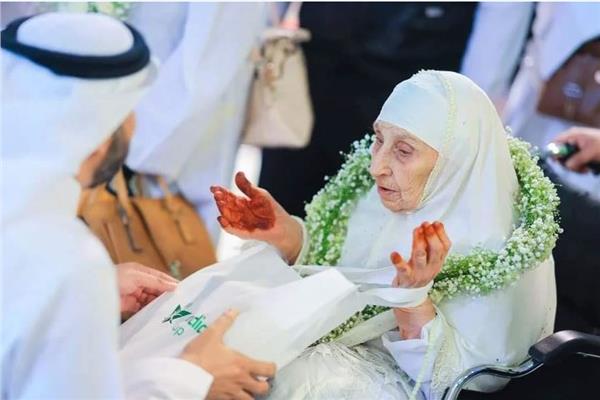 أكبر حاجة تبلغ 130 عاماً تؤدي مناسك الحج