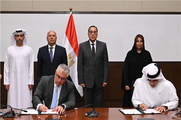 جانب من توقيع الاتفاقية