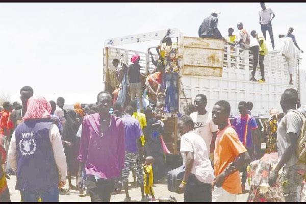 نازحون سودانيون يفرون من القتال