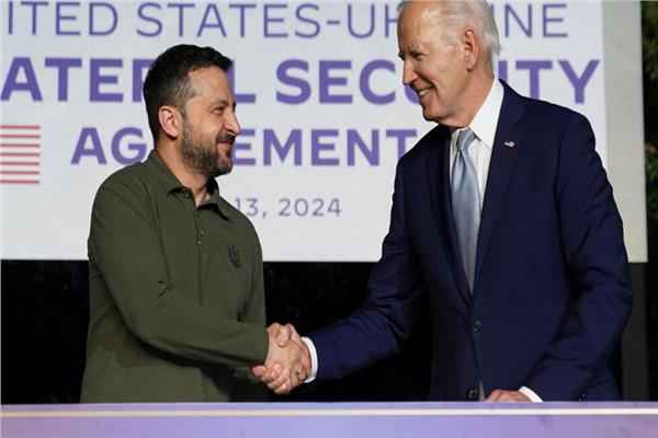  الرئيس الأمريكي جو بايدن ونظيره الأوكراني فولوديمير زيلينسكي