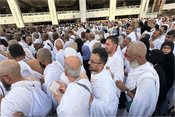 الحجاج يتوجهون إلى مشعر عرفات