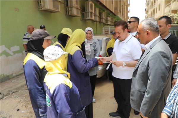  محافظ المنوفية يوزع بونات مواد غذائية بالمجان على عمال النظافة 