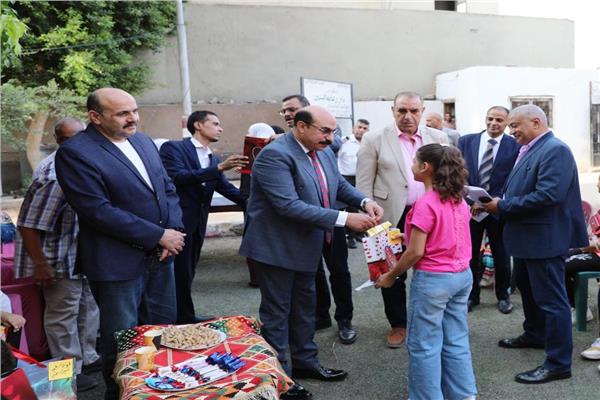 اللواء أشرف عطية محافظ أسوان خلال تسليم العيدية على أطفال الرعاية الإجتماعية
