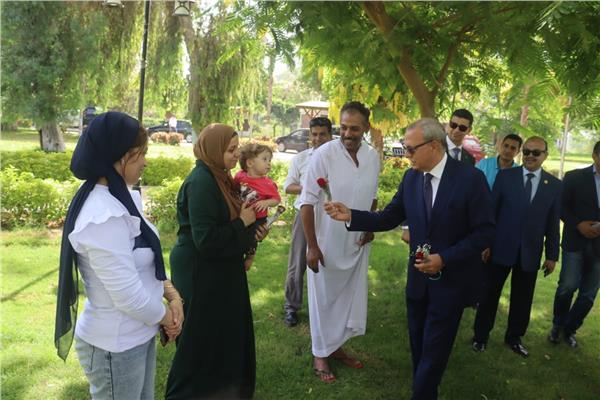 عبد الحميد الهجان محافظ القليوبية خلال تهنئة المواطنين 