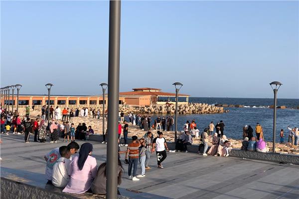 مئات الأسر والأطفال والشباب للحدائق والمتنزهات