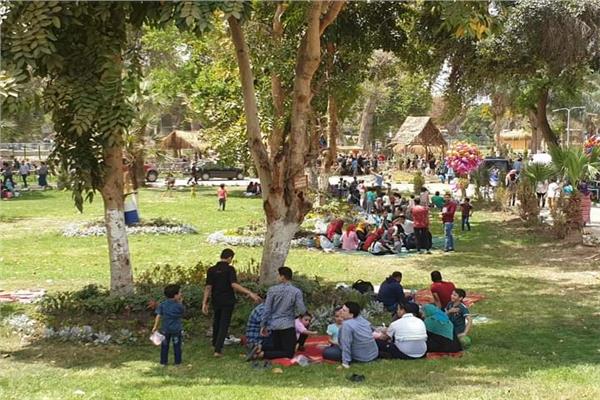 توافد المواطنين على حدائق الرى بالقناطر الخيرية