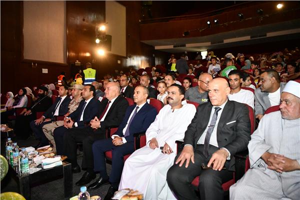 اللواء أشرف الداودي محافظ قنا خلال حضوره الحفل