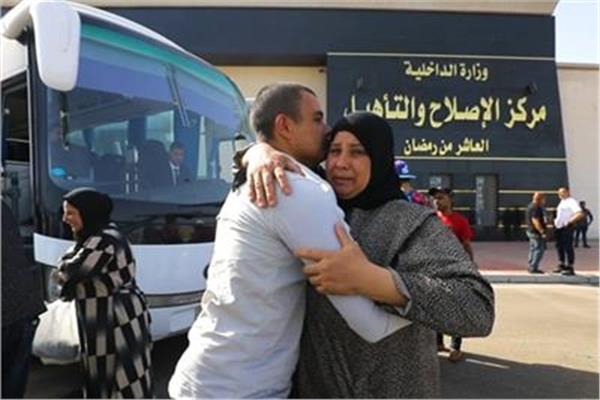 أم تحتضن ابنها بعد الإفراج عنه
