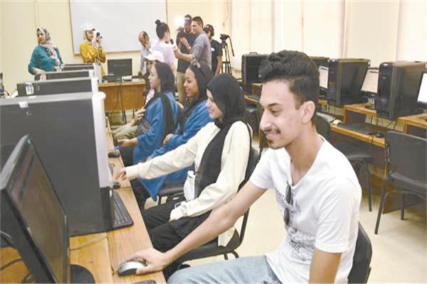 طلاب احدى كليات الذكاء الاصطناعى أثناء الدراسة