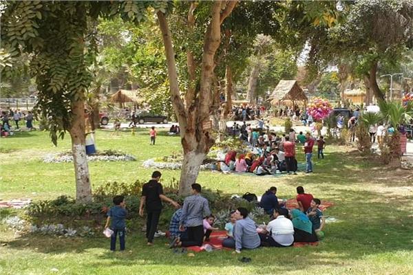 توافد المواطنين على حدائق القناطر 