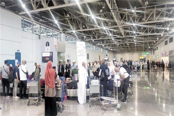 عدد من الحجاج قبل مغادرتهم مطار جدة الدولى
