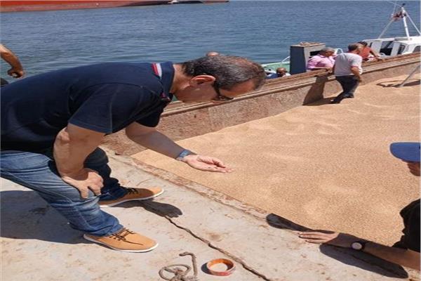 رئيس الحجر الزراعي يتابع حركة الصادرات والواردات بميناء دمياط