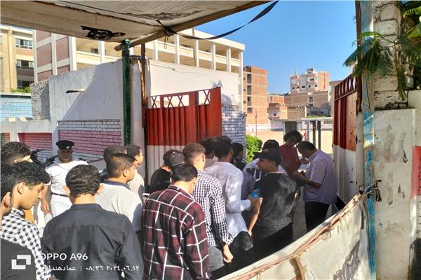 طلاب الثانوية العامة أثناء دخولهم الامتحان