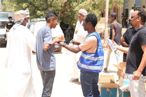 مؤسسة حياة كريمة توزع مياه وعصائرعلى طلاب الثانوية العامة