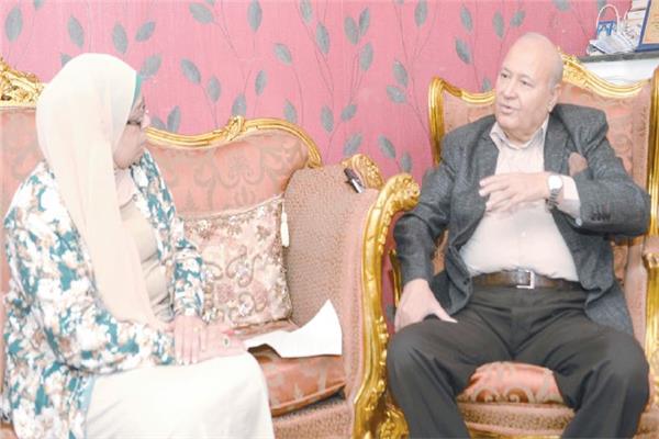 د. محمد حسن غانم أثناء حواره مع محررة «الأخبار»