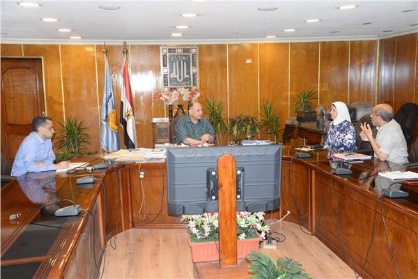 اللواء عصام سعد محافظ أسيوط خلال الاجتماع