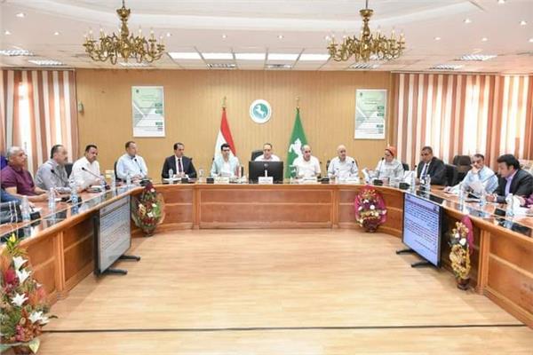 الدكتور ممدوح غراب محافظ الشرقية خلال الاجتماع