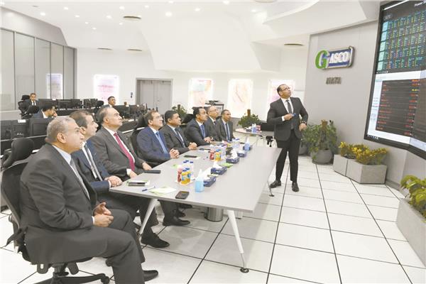 وزير البترول يتابع العملية التشغيلية بمركز التحكم القومى للغاز