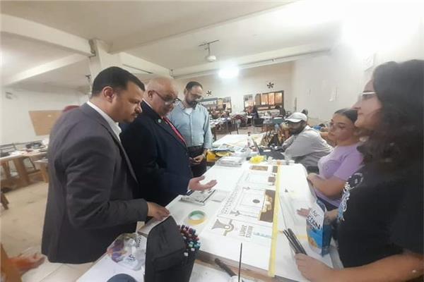 رئيس جامعة الأقصر يتفقد أعمال طلاب كلية الفنون الجميلة