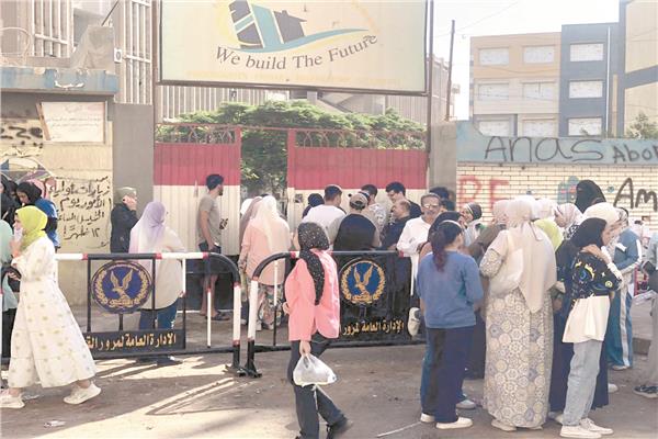زحام الطلاب أمام باب لجنة «مصر الذكية»