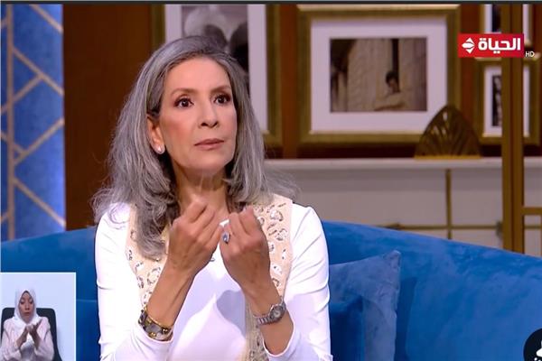 الفنانة الفت أمام 