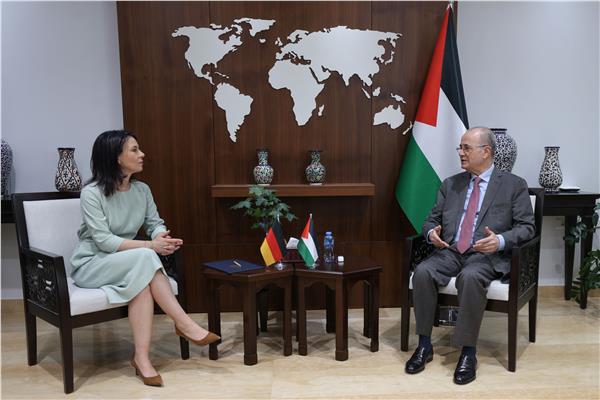 محمد مصطفى رئيس الوزراء الفلسطيني وأنالينا بيربوك وزيرة الخارجية الألمانية