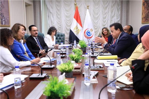 اجتماع وزير الصحة