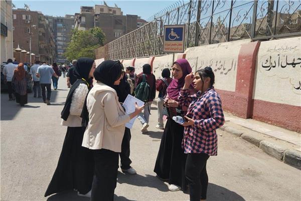 توزيع المياه المبردة على طلاب الثانوية العامة