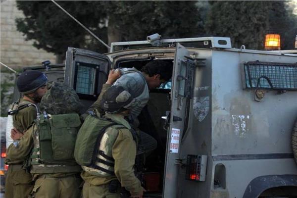 قوات الاحتلال تعتقل عدة فلسطينيين - صورة أرشيفية 