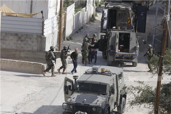 قوات الاحتلال تعتقل عدة فلسطينيين - صورة أرشيفية 