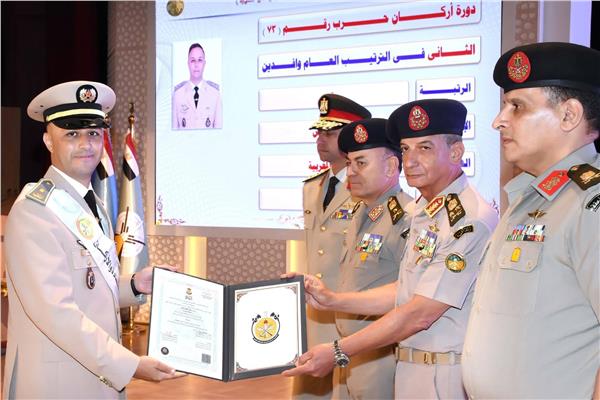 الفريق أول محمد زكى يقلد أوائل الخرجين نوط التدريب من الطبقة الثانية