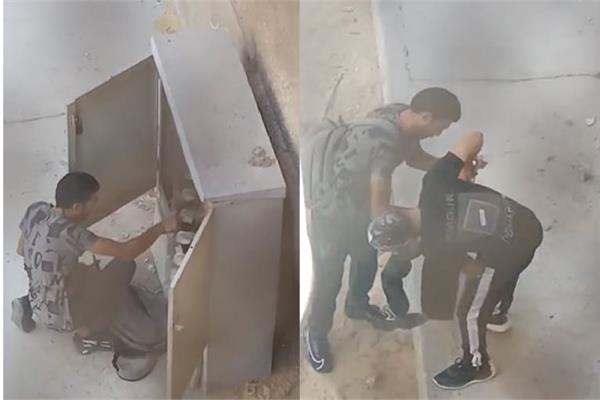 المتهمون أثناء سرقة كبائن الكهرباء