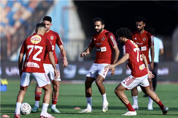 محمود كهربا يتوسط لاعبي الأهلي