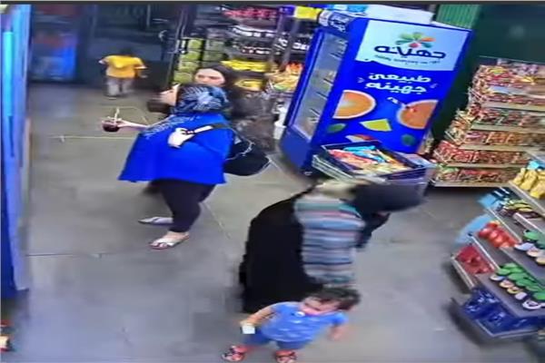 محاولة إحدى السيدات خطف احد الأطفال 