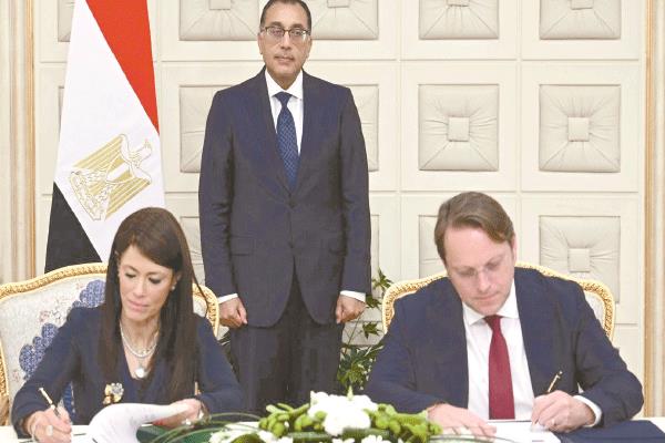  د.رانيا المشاط وزيرة التعاون الدولى وأوليفر فارهيلى خلال التوقيع